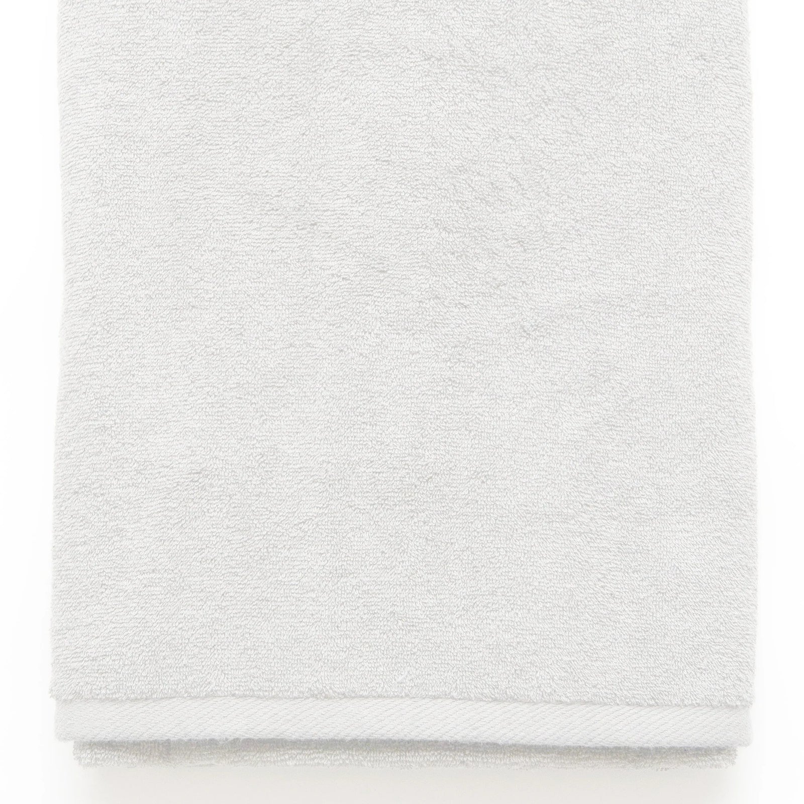 AMERICAN BLANKET COMPANY - 100% COTTON BATH TOWELS - CRISP WHITE 100% COTTON TOWELS CLOSE UP DETAIL OF HEMMED EDGE
